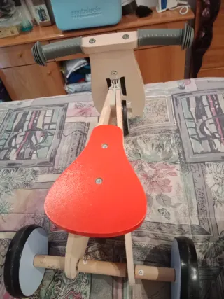 Triciclo de madera con ruedas decoradas