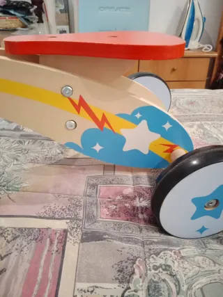 Triciclo de madera con ruedas decoradas