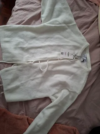 Cardigan Bershka blanco con lazos