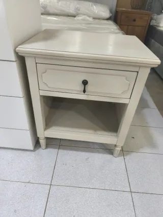 Mesitas de noche de madera 60€ la unidad