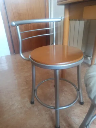 Mesa  cocina extensible con 2 taburetes