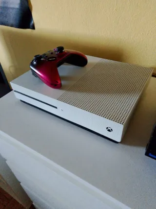 Xbox One S Blanca con Mando Rojo
