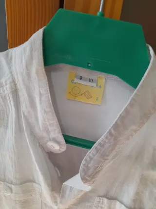 Camiseta blanca cuello mao manga corta.