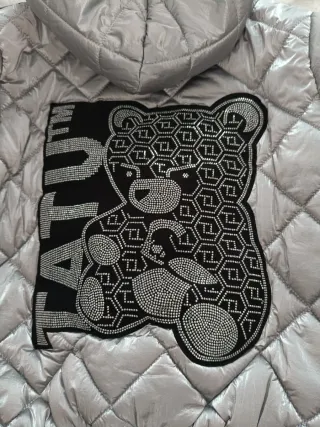 Chaqueta bomber plateada con capucha