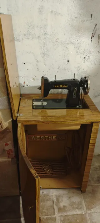 Máquina de coser Wertheim antigua