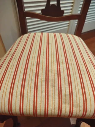 Dos sillas de madera tapizadas