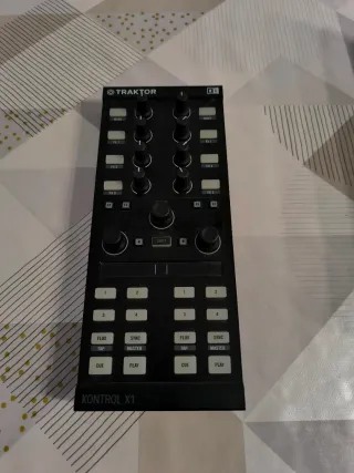 Controlador DJ Traktor Kontrol X1
