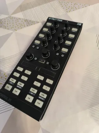 Controlador DJ Traktor Kontrol X1