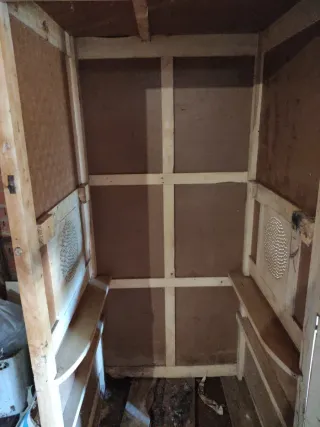 Confesionario de madera antiguo
