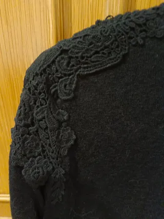 Camiseta negra manga larga con encaje