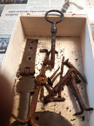 Cerradura antigua de arca con llave