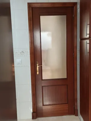 Puerta Sapelly 72cm con cristal izquierda.