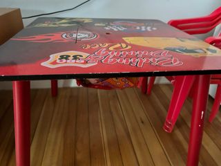 Mesa infantil con 3 sillas.