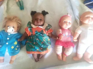 4 Muñecas Bebé (Negra y Blanca) y 2 que no se