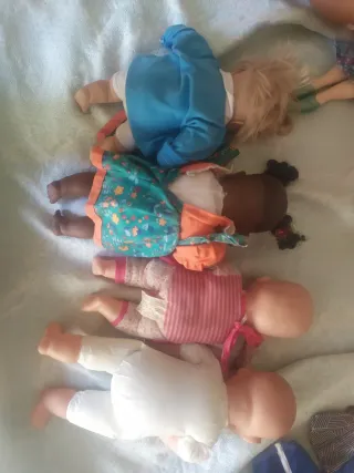 4 Muñecas Bebé (Negra y Blanca) y 2 que no se