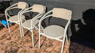 Juego de 6 sillas y dos mesas de bar