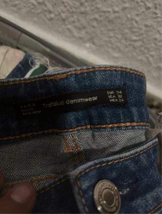 Pantalón vaquero con raya lateral