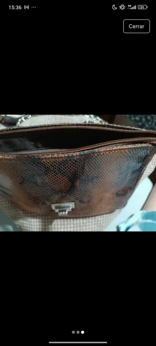 Bolso marrón y dorado con cadena