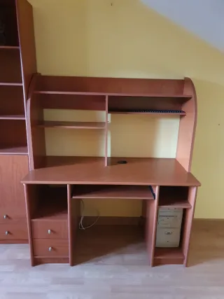 Escritorio madera con estantería y cajones