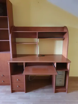 Escritorio madera con estantería y cajones