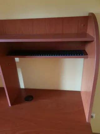 Escritorio madera con estantería y cajones