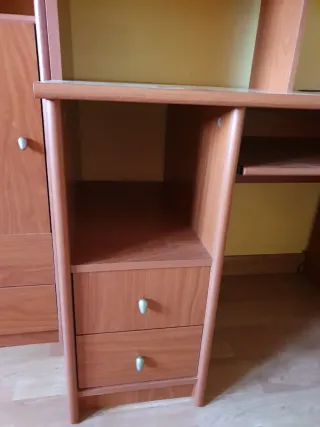 Escritorio madera con estantería y cajones