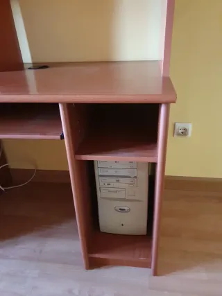 Escritorio madera con estantería y cajones