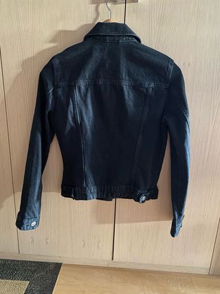 Cazadora vaquera negra Zara