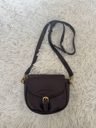 Bolso bandolera marrón con hebilla dorada