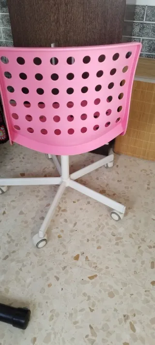 Silla de oficina rosa con base blanca