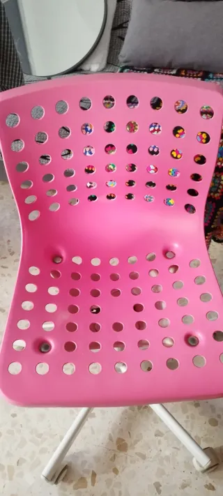 Silla de oficina rosa con base blanca