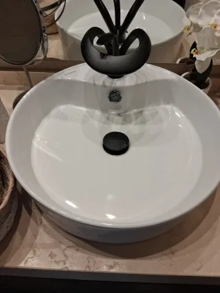Lavabo y grifo de diseño