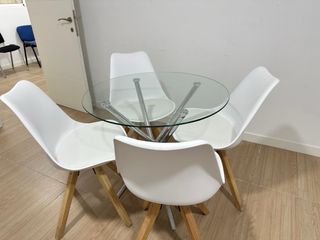 Mesa redonda cristal y 4 sillas blancas