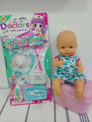 Nenuco con accesorios de doctor.