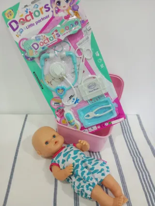 Nenuco con accesorios de doctor.