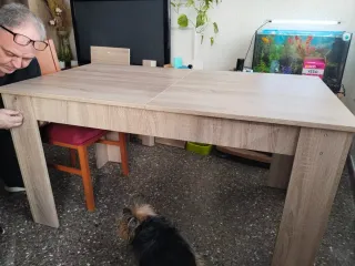 Mesa de comedor de madera y extensible .