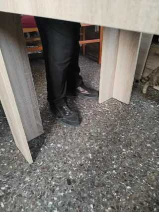 Mesa de comedor de madera y extensible .