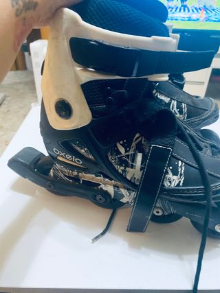 Patines en línea negros.