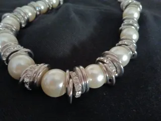 Gargantilla perlas y strass plateada