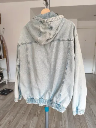 Chaqueta bershka vaquera con capucha Talla M