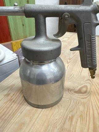 Pistola de pintura con depósito