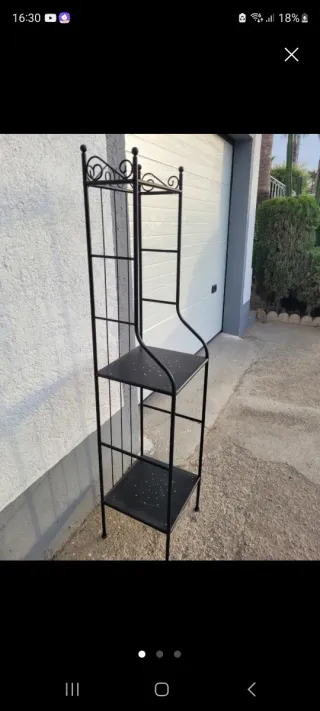 Estantería metálica negra