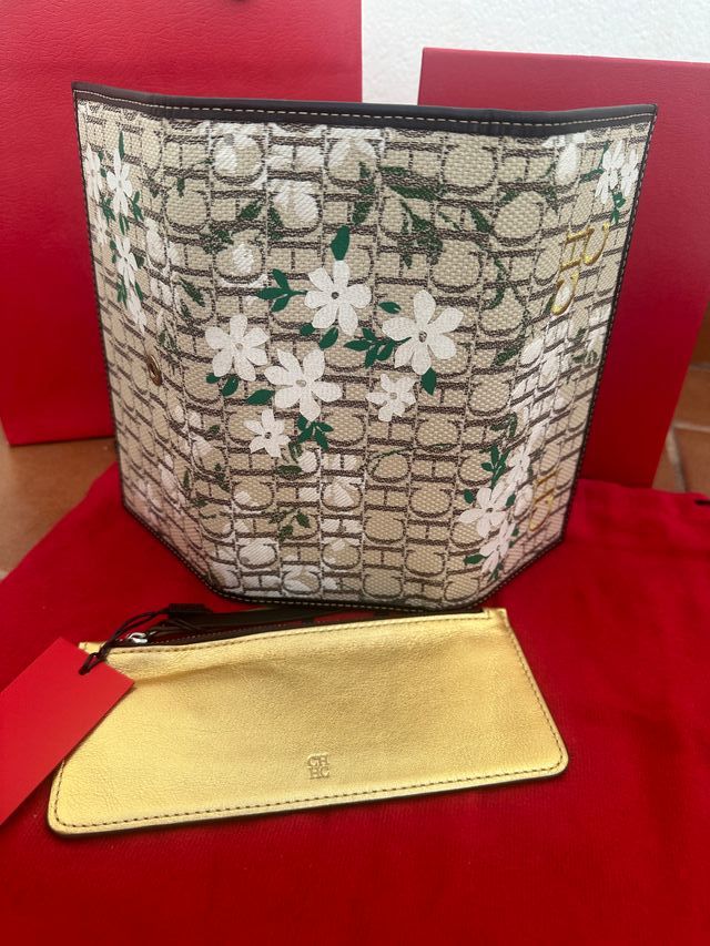 Billetera CH Beige y Dorada Flores
