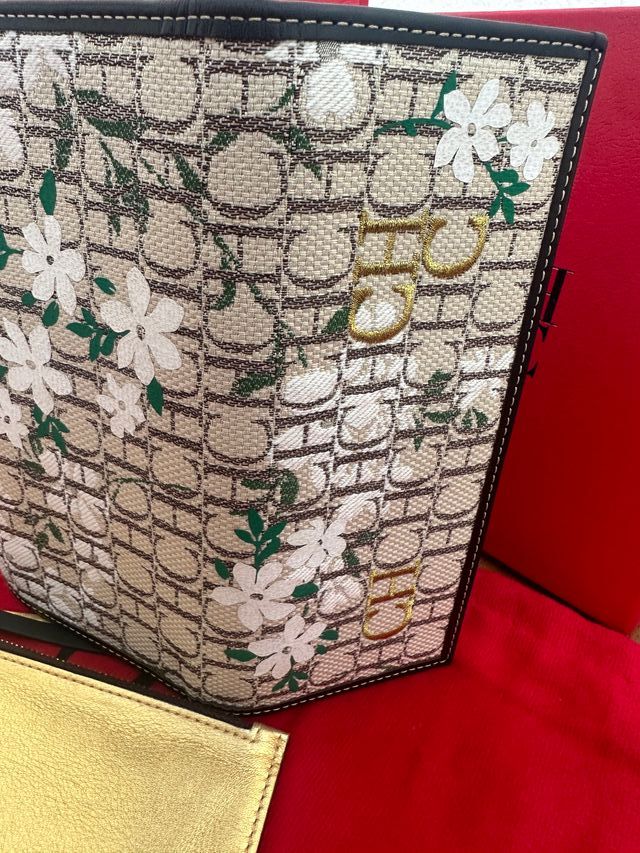 Billetera CH Beige y Dorada Flores