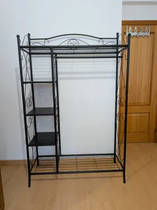 Móvel versátil em metal preto