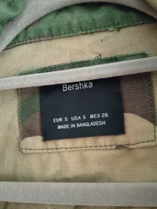 Chaqueta militar Bershka camuflaje