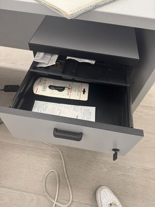 Mesa de oficina gris y blanca