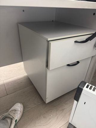 Mesa de oficina gris y blanca