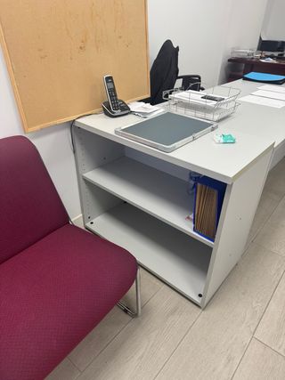 Mesa de oficina gris y blanca