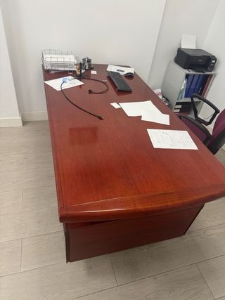 Mesa de oficina gris y blanca